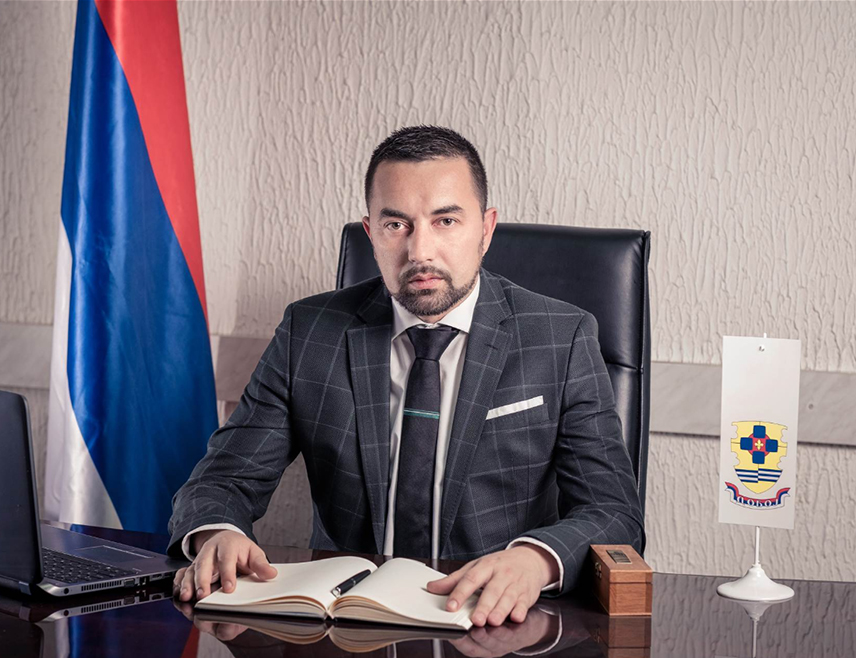 DOBOJ, July 26 /SRNA/ – The Mayor of Doboj, Boris Jerinić, strongly condemned the setting the car belonging to National Assembly MP Amir Hurtić on fire in the Doboj neighbourhood of Grapska, emphasizing that such an act of violence is not only an attack on an individual but also on democratic institutions that everyone must protect.