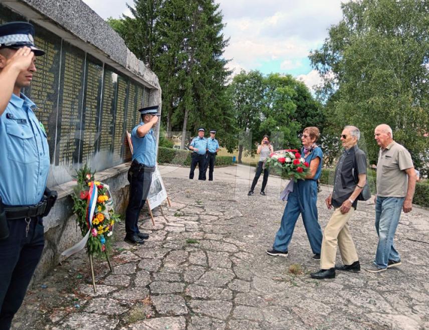 СОКОЛАЦ, 27. ЈУЛА /СРНА/ - Полагањем вијенаца и цвијећа на Спомен-костурницу у Парку бораца Романије, потомци и поштоваоци дјела бораца Народноослободилачког рата обиљежили су данас на Сокоцу Дан устанка у борби против фашизма.