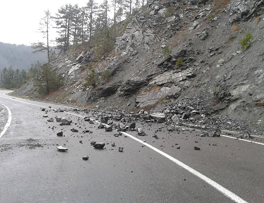 БАЊАЛУКА, 29. ЈУЛА /СРНА/ - Због нестабилних временских услова, мјестимично мокрих и клизавих коловоза, те учесталих одрона на свим дионицама у усјецима и поред камених косина, неопходна је максимално опрезна и спорија вожња, саопштено је из Ауто-мото савеза /АМС/ Републике Српске.