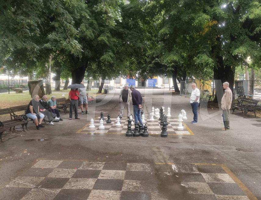 БАЊАЛУКА, 29. ЈУЛА /СРНА/ - Страствене бањалучке аматерске шахисте ни данашња јака киша није омела у томе да уживају у овој племенитој мисаоној игри код Музеја савремене умјетности Републике Српске.
