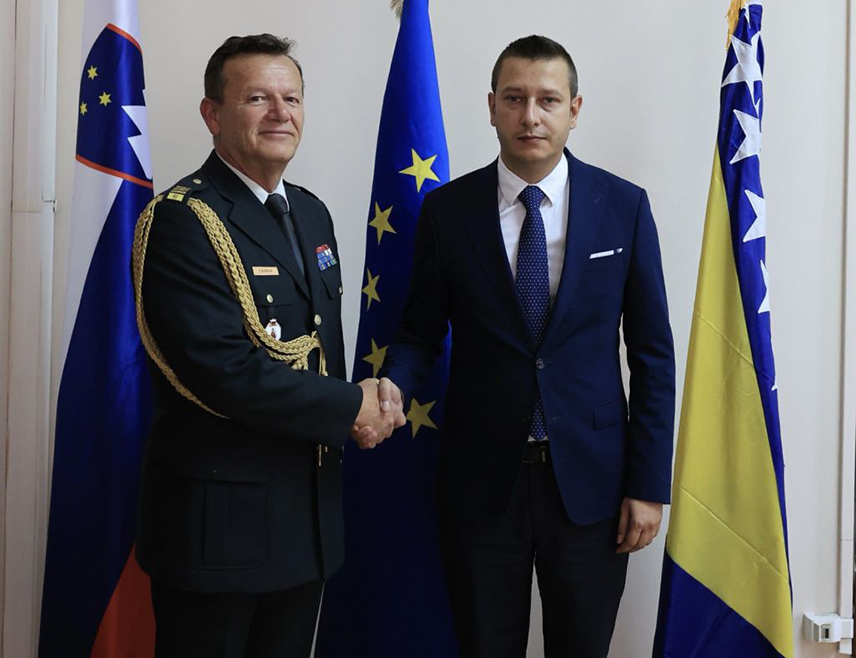 САРАЈЕВО, 29. ЈУЛА /СРНА/ - Замјеник министра одбране у Савјету министара Александар Гогановић и војни аташе Словеније у БиХ бригадир Тадеј Бургар размијенили су данас мишљења и о актуелној геополитичкој ситуацији и безбједносним изазовима у свијету, те истакли важност јачања регионалне сарадње за стабилност овог дијела Европе.