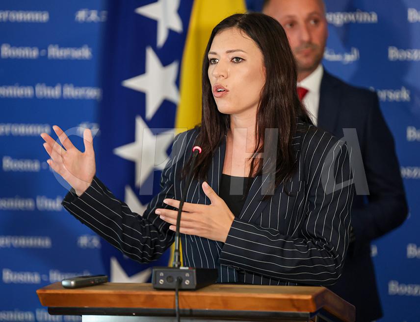 САРАЈЕВО, 29. ЈУЛА /СРНА/ - Шеф Клуба посланика СНСД-а у Представничком дому Парламентарне скупштине БиХ Сања Вулић рекла је да Агенција за истрагу и заштиту /Сипа/ добро функционише, те да ова агенција не може испуљавати жеље и радити по команди посланика у Представничком дому Јасмина Емрића.