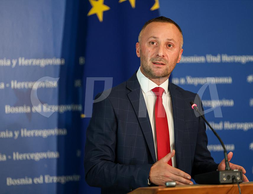 САРАЈЕВО, 29. ЈУЛА /СРНА/ - Директор Сипе Дарко Ћулум не би могао да буде на челу ове агенције да је припадник било које партије и ова позиција је питање српског кадра, а не политичке борбе, рекао је посланик СНСД-а у Представничком дому Парламентарне скупштине БиХ Милорад Којић.