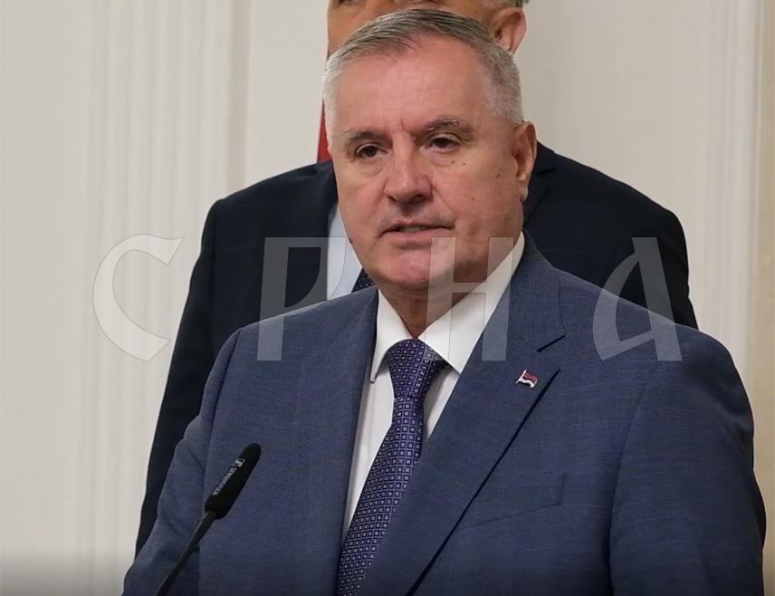БАЊАЛУКА, 29. ЈУЛА /СРНА/ - Предсједник Владе Републике Српске Радован Вишковић упутио је отворено писмо градоначелнику Бањалуке Драшку Станивуковићу и навео да институционална комуникација није сазивати конференцију за новинаре, износити низ нетачних информација и тражити састанак са премијером и предсједником Републике, те нагласио да је Влада и до сада рјешавала важна питања у интересу Бањалучана.