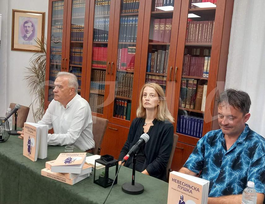 TРЕБИЊЕ, 29. ЈУЛА /СРНА/ - У Народној библиотеци Tребиње вечерас је промовисана књига "Невесињска пушка – Пуцањ који одјекује вијековима", у којој су фототипска издања три значајна дјела која свједоче о Херцеговачком устанку 1875–1878. године.