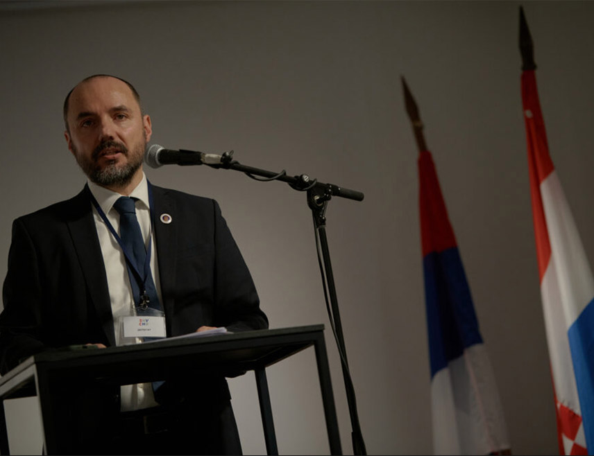 ЗАГРЕБ, 29. ЈУЛА /СРНА/ - Предсједник Српског народног вијећа Борис Милошевић рекао је данас, присјећајући се убијених Срба у усташким злочинима у љето 1941. године у Глини да је недопустиво носити симболе који величају то убијање јер се тиме рехабилитују и релативизују злочини.