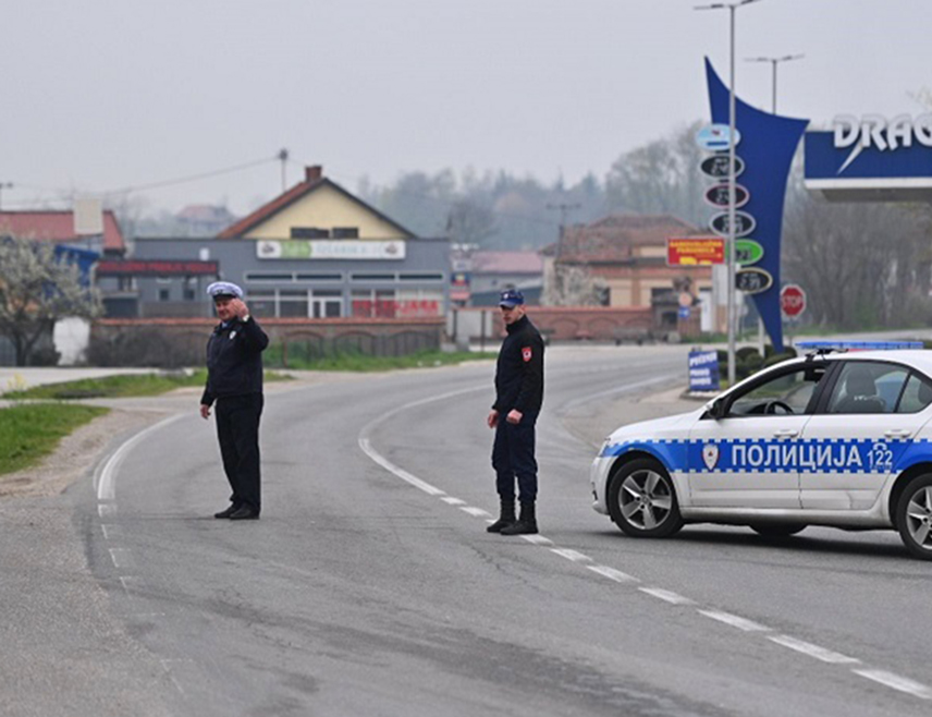 БАЊАЛУКА, 30. ЈУЛА /СРНА/ - На магистралном путу Бијељина-Брчко у мјесту Љељенча обустављен је саобраћај за све категорије возила због саобраћајне незгоде, саопштено је из Ауто-мото савеза /АМС/ Републике Српске.