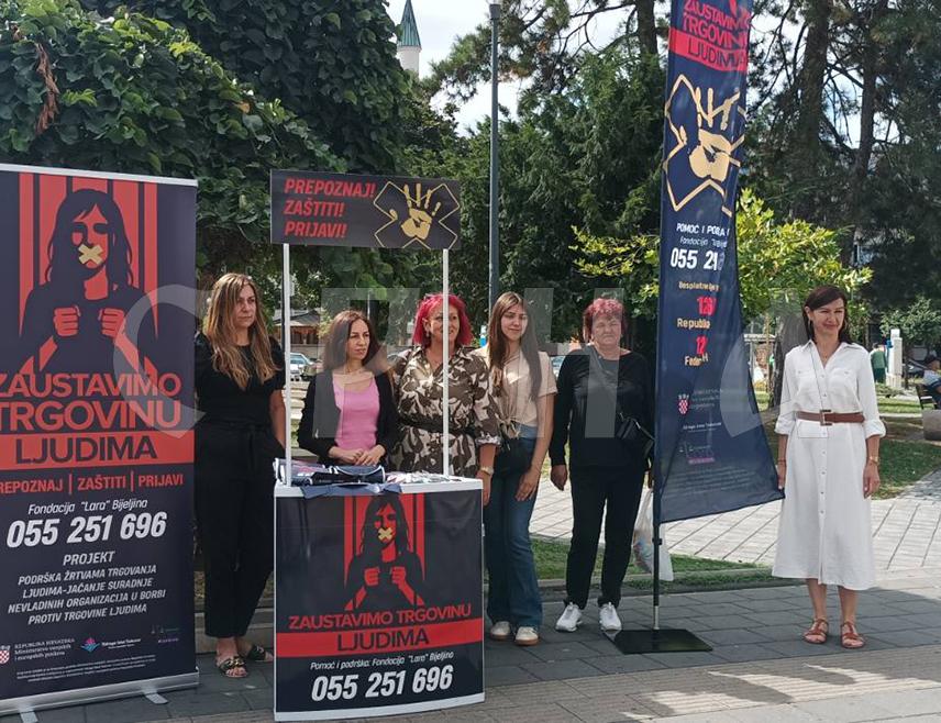 БИЈЕЉИНА, 30. ЈУЛА /СРНА/ - Чланице Фондације "Лара" дијелиле су данас грађанима на Tргу краља Петра Првог Карађорђевића у Бијељини информативни материјал с циљем подизања свијести о присутности и озбиљности проблема трговине људима.