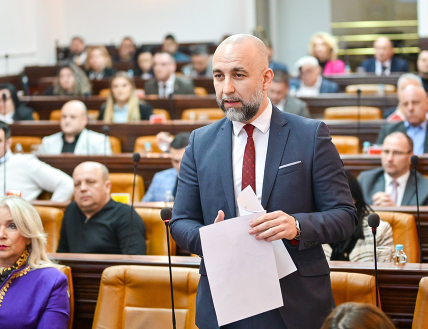БАЊАЛУКА, 30. ЈУЛА /СРНА/ - Одборник СНСД-а у Скупштини Бањалуке Ненад Талић упозорио је одговорне у Градској управи да што прије ураде своју законску обавезу и прегледају стабла, јер многи дрвореди већ дуже нису одржавани и нису у добром стању, што је резултирало повредама грађана и оштећењем имовине.
