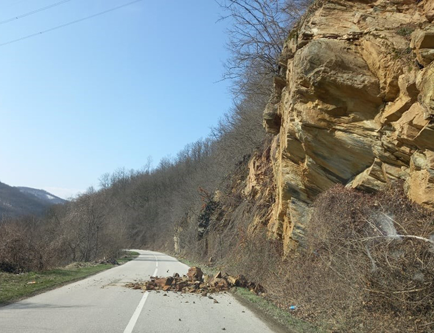 БАЊАЛУКА, 31. ЈУЛА /СРНА/ - Саобраћај се на већини путева у Републици Српској и Федерацији БиХ /ФБиХ/ одвија редовно, а из Ауто-мото савеза /АМС/ Републике Српске скрећу пажњу на опасност од одрона на свим дионицама које пролазе кроз усјеке и поред камених косина.