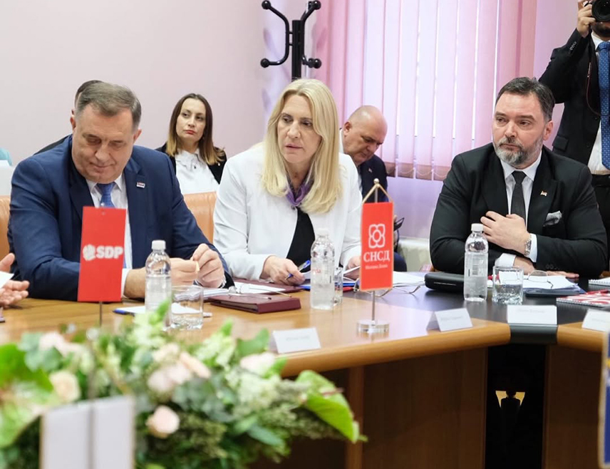 САРАЈЕВО, 31. ЈУЛА /СРНА/ - Замјеник предсједавајуће Савјета министара Сташа Кошарац рекао је Срни да је зелено свјетло, које је Канцеларија трговинског представника САД дала за отпочињање преговора са БиХ у вези са регулисањем царинских тарифа, огроман успјех Републике Српске и њених представника на заједничком нивоу.