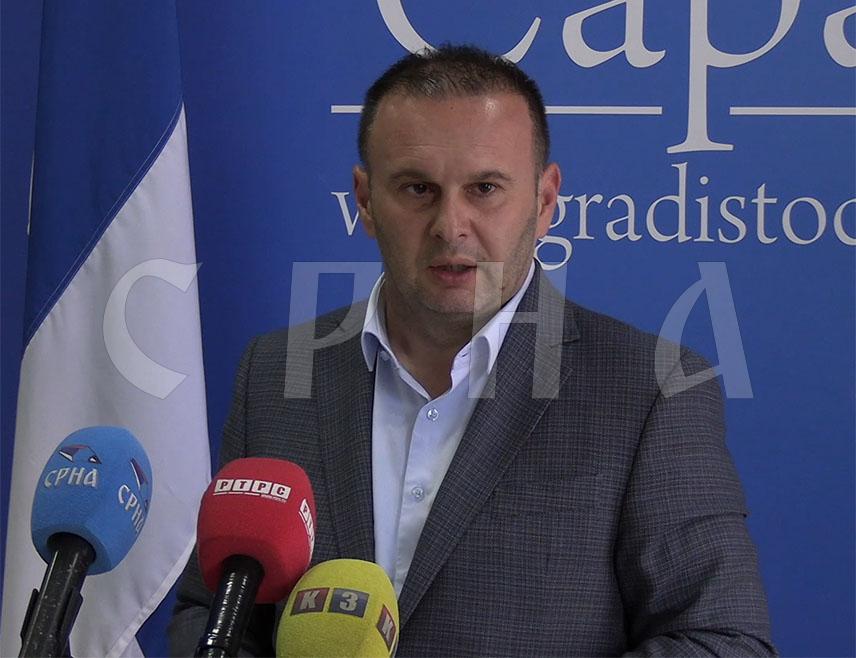 ИСТОЧНО САРАЈЕВО, 31. ЈУЛА /СРНА/ - Градоначелник Источног Сарајева Љубиша Ћосић изјавио је да је неопходно хитно уредити најопасније дионице пута Сарајево-Фоча и учинити их безбједним за све учеснике у саобраћају, те позвао надлежне да обезбиједе средства за интервентне радове.