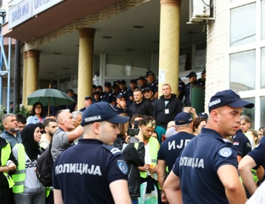 БЕОГРАД, 31. ЈУЛА /СРНА/ - Основни суд у Новом Пазару одредио је притвор до 30 дана за десеторицу ухапшених под сумњом да су учествовали у нападу на полицију и изазивању националне, расне и вјерске мржње током протеста испред Државног универзитета у том граду у уторак, 29. јула.