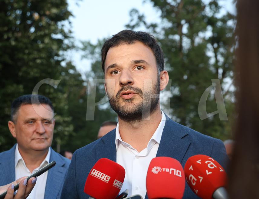 ПРИЈЕДОР, 1. АВГУСТА /СРНА/ - Градоначелник Приједора Слободан Јавор рекао је вечерас да је српски народ увијек био снажан када је био јединствен и као такав треба да подржи предсједника Републике Српске Милорада Додика јер друга алтернатива не постоји.