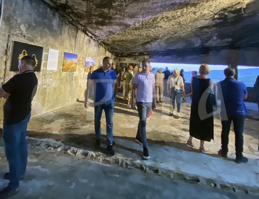 БИЛЕЋА, 1. АВГУСТА /СРНА/ - Изложба "Одјек камена херцеговачког" отворена је вечерас у простору бившег музеја у Билећи гдје су представљене фотографије најзначајнијих културно-историјских споменика са подручја ове општине.