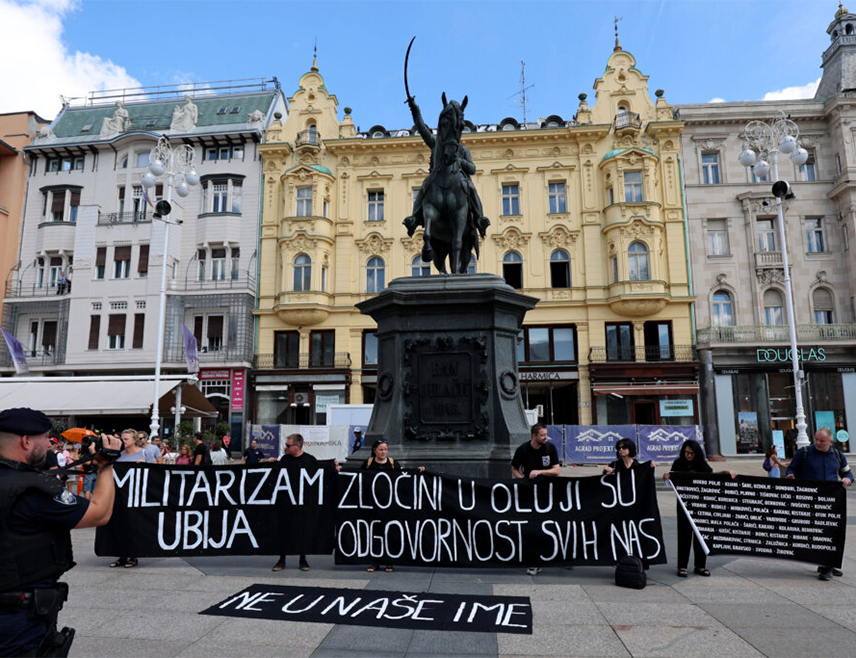 ЗАГРЕБ, 4. АВГУСТА /СРНА/ - На Tргу бана Јелачића у Загребу данас је одржан получасовни антиратни скуп у знак сјећања на убијене и протјеране Србе током и након злочиначке хрватске војно-полицијске акције "Олуја" са поруком да се злочини над српским цивилима не смију прећутати, заборавити нити релативизовати.