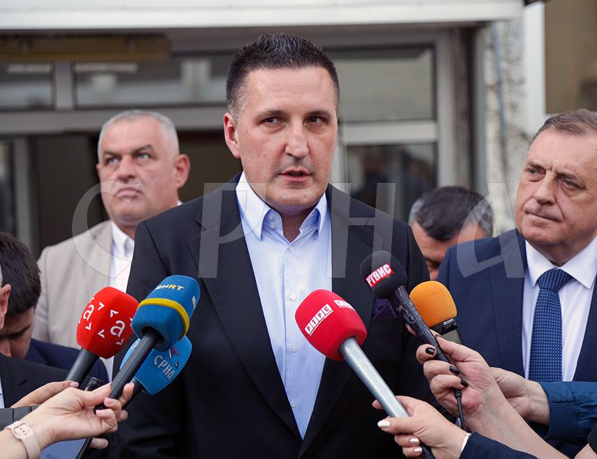 EAST SARAJEVO, AUGUST 6 /SRNA/ – Director of Sarajevo-Gas from Eas Sarajevo Nedeljko Elek stated that he will gladly respond to a summons from the competent authorities following a complaint filed by the Central Election Commission /CEC/ of BiH for alleged pressure on its members, adding that he expects Elmedin Konaković, whom he called the spokesperson for the Dino and Tito clan, to be sitting beside him.
