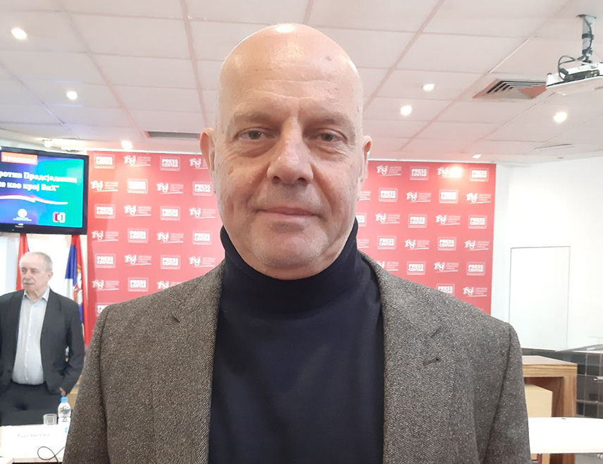 БЕОГРАД, 6. АВГУСТА /СРНА/ - Политиколог Александар Павић рекао је Срни да одлука ЦИК-а БиХ да одузме мандат предсједнику Републике Српске Милораду Додик не смије бити прихваћена, те да је сада вријеме за дипломатску акцију и да се максимално добије подршка пријатеља у свијету.