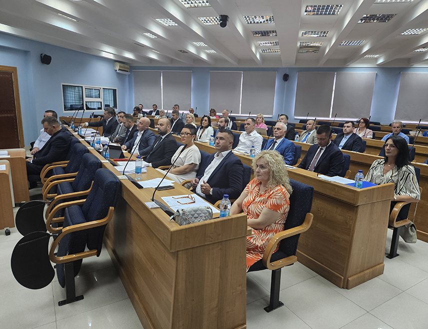 ПРИЈЕДОР, 6. АВГУСТА /СРНА/ - Скупштина града Приједора усвојила је данас нацрт ребаланса буџета града за ову годину од 96,2 милиона КМ, који је за 13.759.200 КМ већи од плана.