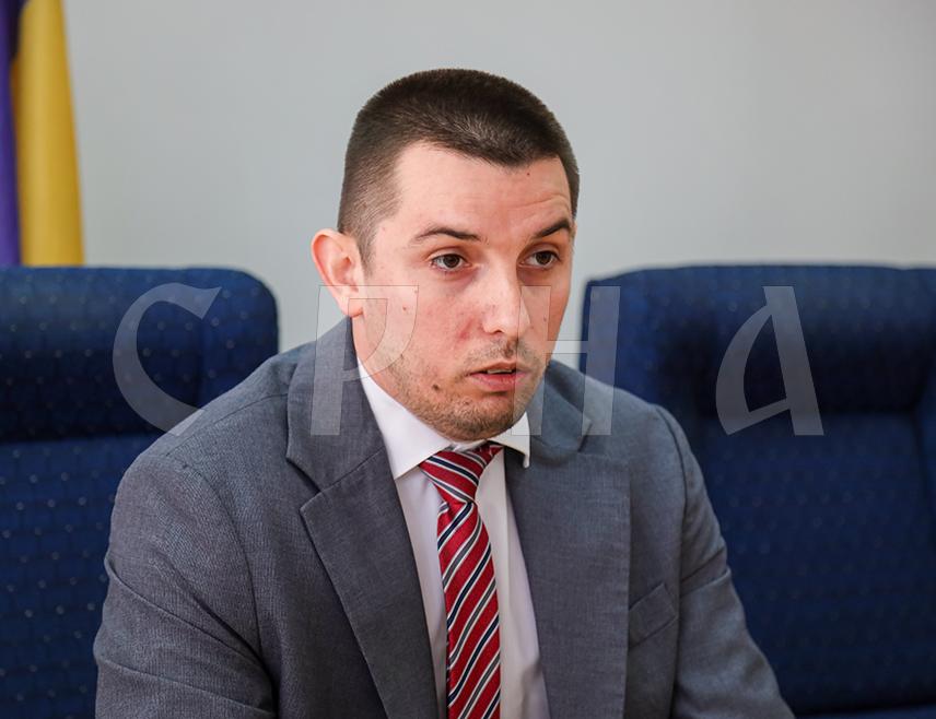 БАЊАЛУКА, 6. АВГУСТА /СРНА/ - У политичком Сарајеву и институцијама које контролише једини механизам дјеловања постала је пријетња кривичним поступцима свима из Републике Српске који се усуде рећи оно што мисле, док с друге стране не виде ништа спорно у објавама и изјавама усмјереним против Републике Српске и њених институција, рекао је Срни члан Главног одбора СНСД-а Денис Шулић.