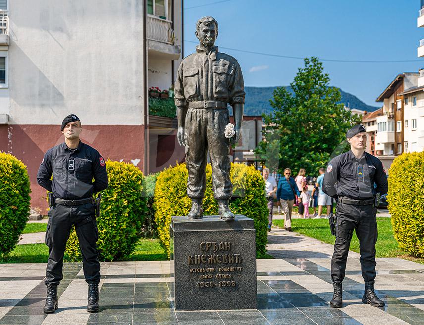 ПАЛЕ, 7. АВГУСТА /СРНА/ - На Палама је данас обиљежено 27 година од свирепог и нерасвијетљеног убиства легендарног команданта Специјалне јединице Војске Републике Српске "Бели вукови" Срђана Кнежевића.