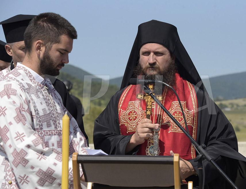 BOSANSKI PETROVAC, AUGUST 7 /SRNA/ – His Eminence Bishop of Bihać and Petrovac Sergije has said today in Janjila, where Croatian aviation bombed a convoy of Serb refugees on the Petrovačka Road, that the bombs which sowed death at that time serve as a reminder that evil should not be forgotten, because strength lies in remembrance.