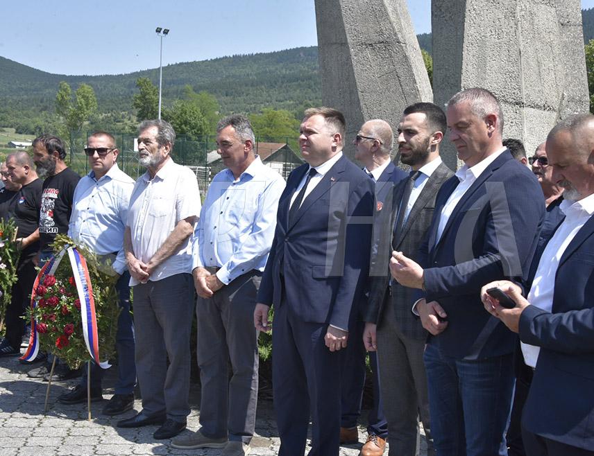 ДРИНИЋ, 7. АВГУСТА /СРНА/ - Министар Жељко Будимир је као изасланик предсједника Републике Српске данас у Дринићу положио цвијеће на споменик за 257 погинулих припадника Треће лаке пјешадијске бригаде Војске Републике Српске.