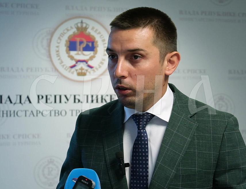 БАЊАЛУКА, 7. АВГУСТА /СРНА/ - Министар трговине и туризма Републике Српске Денис Шулић поручио је да у овом министарству неће остати нијеми на негативне изјаве појединаца чији је циљ да себи донесу јефтине политичке поене, те истакао да ресори трговине и туризма у Српској настављају да биљеже стални раст.