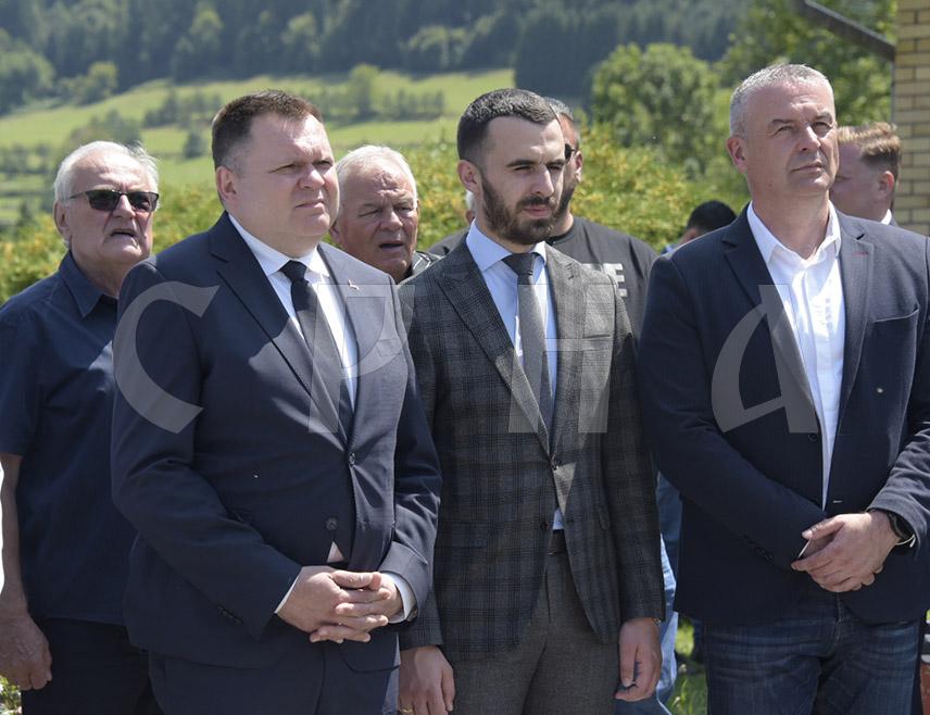 ДРИНИЋ, 7. АВГУСТА /СРНА/ - Република Српска Крајина је опомена свим Србима да морају чувати Републику Српску, рекао је министар Жељко Будимир који је као изасланик предсједника Републике Српске посјетио у Дринићу Спомен-собу погинулим припадницима Војске Републике Српске у Одбрамбено-отаџбинском рату.
