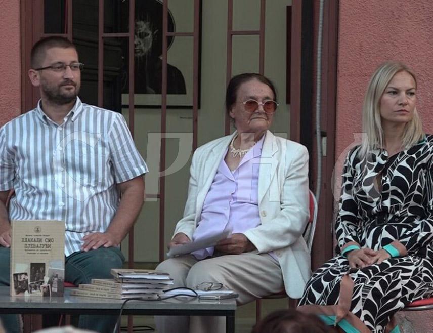 ПРИЈЕДОР, 7. АВГУСТА / СРНА/ - У лапидаријуму Музеја Козаре у Приједору вечерас је промовисана књига "Плакали смо пјевајући - фрагменти из прошлости Ракелића и околине" Милене Алексић Кецман, која је радни вијек провела у просвјети, а у 91. години одлучила да сјећања из дјетињства и младости пренесе на папир и остави свједочаство о завичају.