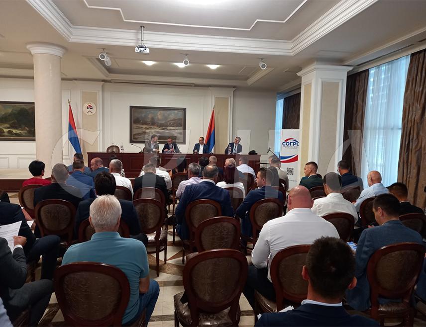 БАЊАЛУКА, 8. АВГУСТА /СТНА/ - У Бањалуци је почела ванредна сједница Савез општина и градова Републике Српске на којој би требало да буде донесена декларација поводом пресуде предсједнику Српске Милораду Додику, с циљем да се, без икаквог политичког опредјељења, покаже јединство односа према институцији предсједника Републике.