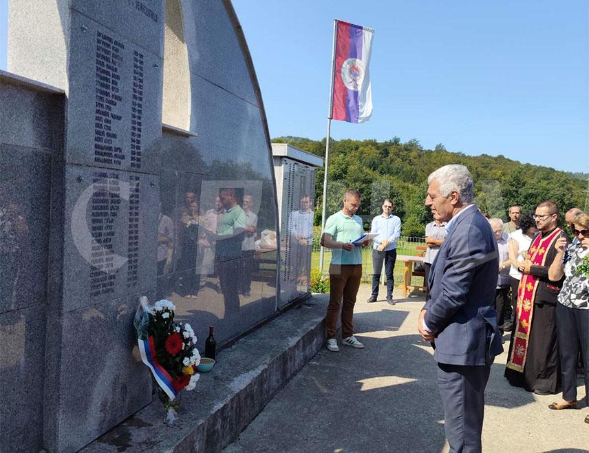 BRATUNAC, AUGUST 8 /SRNA/ – A memorial service was held today at the monument in the Bratunac village of Ježestica for the souls of 39 local residents killed during the Defensive–Patriotic War, including eight women, as well as for Serb villagers fell during World War II.
