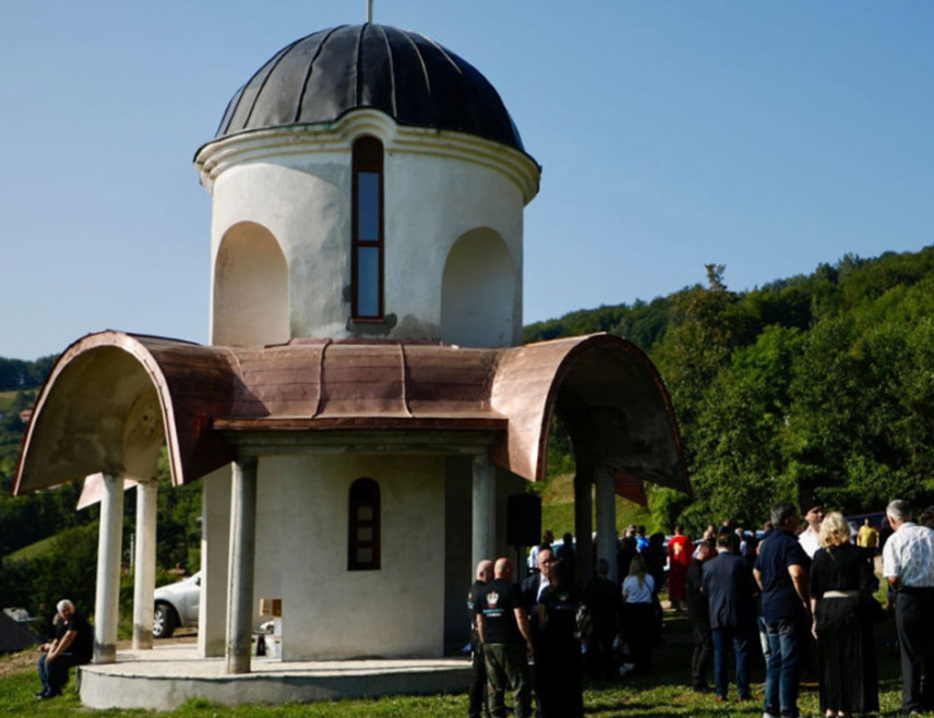 ПОДГОРИЦА, 8. АВГУСТА /СРНА/ - Споменик четничком команданту у Другом свјетском рату Павлу Ђуришићу, који је данас откривен у беранском селу Горње Заостро, мјештани су пренијели у цркву.