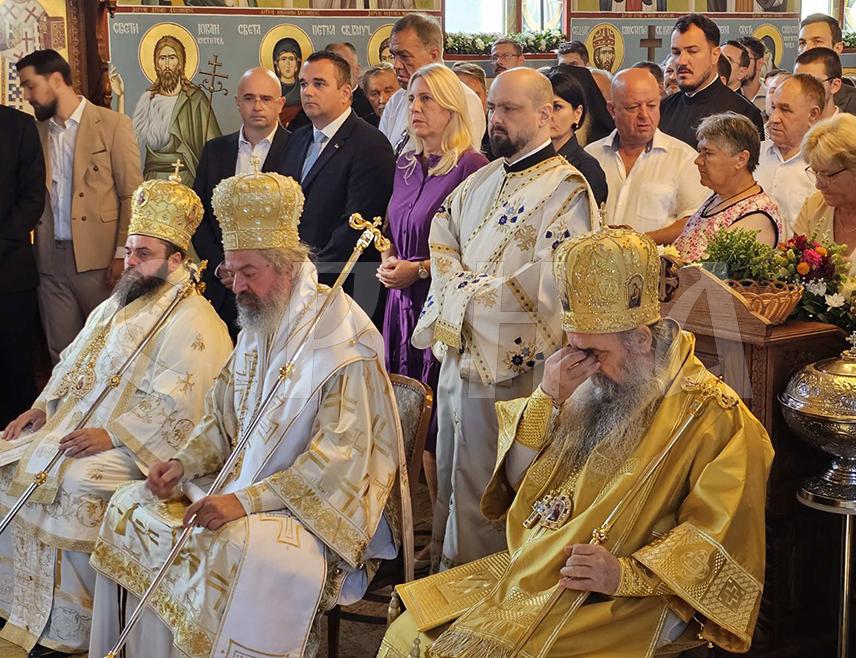 ТЕСЛИЋ, 10. АВГУСТА /СРНА/ - Његово високопреосвештенство митрополит зворничко- тузлански Фотије служи јутрос литургију у Храму Светог пророка Илије у Теслићу у оквиру обиљежавања 100 година од освештања овог храма, којем присуствује и српски члан Предсједништва БиХ Жељка Цвијановић.