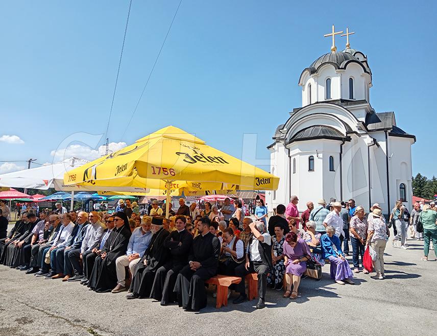 СОКОЛАЦ, 11. АВГУСTА /СРНА/ - Манастир Светог Георгија на Равној Романији обиљежио је данас 20 година постојања, уз поруку да је ово било и биће мјесто састајања Срба и чувар националне духовности и идентитета.