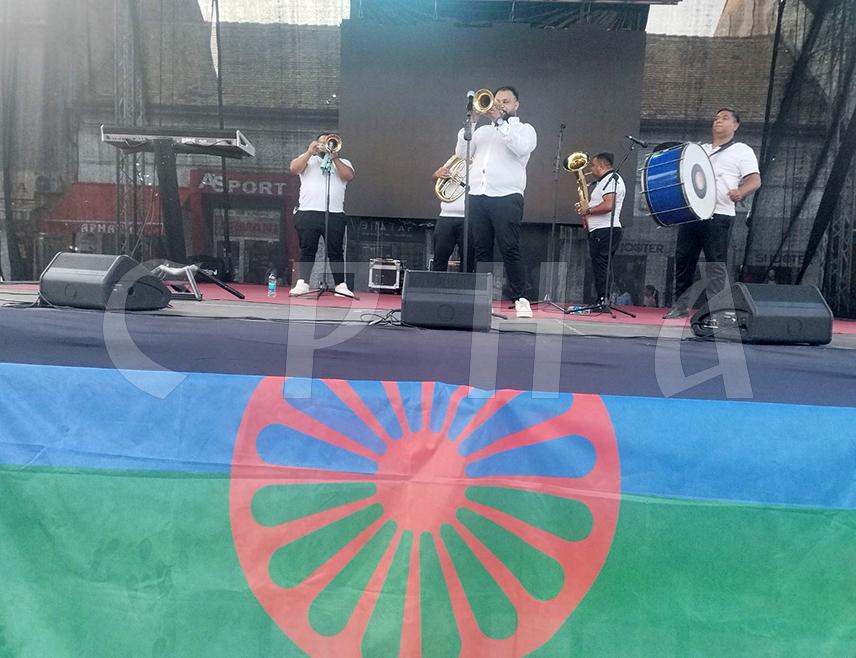 БИЈЕЉИНА, 11. АВГУСТА /СРНА/ - Фестивала ромске културе и традиције "Баро Дром" отворен је вечерас у Бијељини дефилеом кроз град уз ритам трубача и концертом на Tргу Ивана Куртића, једног од најпознатијих ромских пјевача данашњице.