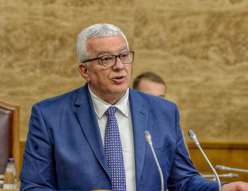 ПОДГОРИЦА, 12. АВГУСТА /СРНА/ - Предсједник Скупштине Црне Горе Андрија Мандић упутио је захтјев предсједнику државе и предсједнику Владе за хитно сазивање сједнице Савјета за одбрану и безбједност због пожара који су активни у Црној Гори.