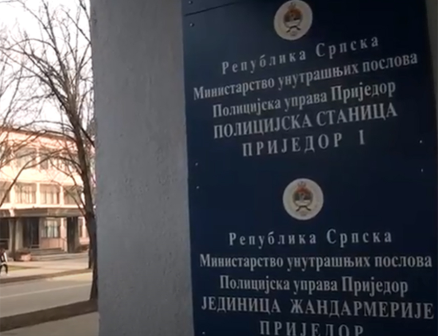 ПРИЈЕДОР, 13. АВГУСТА /СРНА/ - Три пјешака, од којих је један малољетник, тешко су повријеђена у саобраћајној незгоди на локалном путу у мјесту Трнопоље након које су превезени на Универзитетски клинички центар /УКЦ/Републике Српске у Бањалуци.