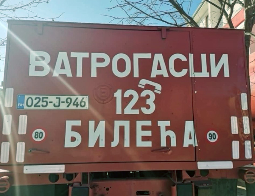 БИЛЕЋА, 15. АВГУСTА /СРНА/ - На подручју билећког села Звијерина активирао се пожар који распирује јак вјетар, али куће нису угрожене, изјавио је Срни командир билећких ватрогасаца Радомир Радмиловић.