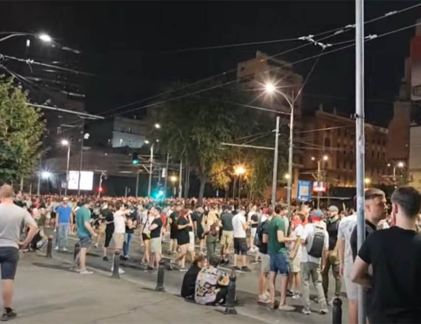 БЕОГРАД, 15. АВГУСTА /СРНА/ - У Београду, Новом Саду и још неким градовима поново се одржавају протести на које су позвали студенти у блокади и такозвани зборови грађана због, како тврде, прекомјерне употребе силе на синоћњим демонстрацијама на којима је, према подацима МУП-а, повријеђено 75 полицајаца.