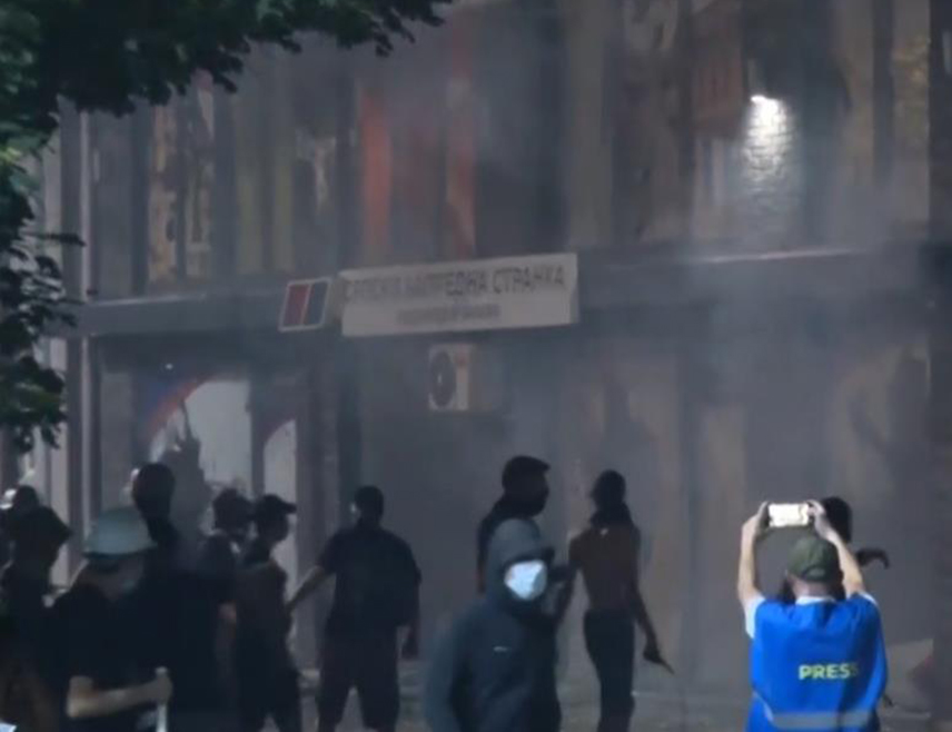 БЕОГРАД, 16. АВГУСТА /СРНА/ - Жандармерија је на Новом Београду разбила групу блокадера који су их претходно гађали каменицама, палили контејнере и разбијали излоге и просторије СНС-а.