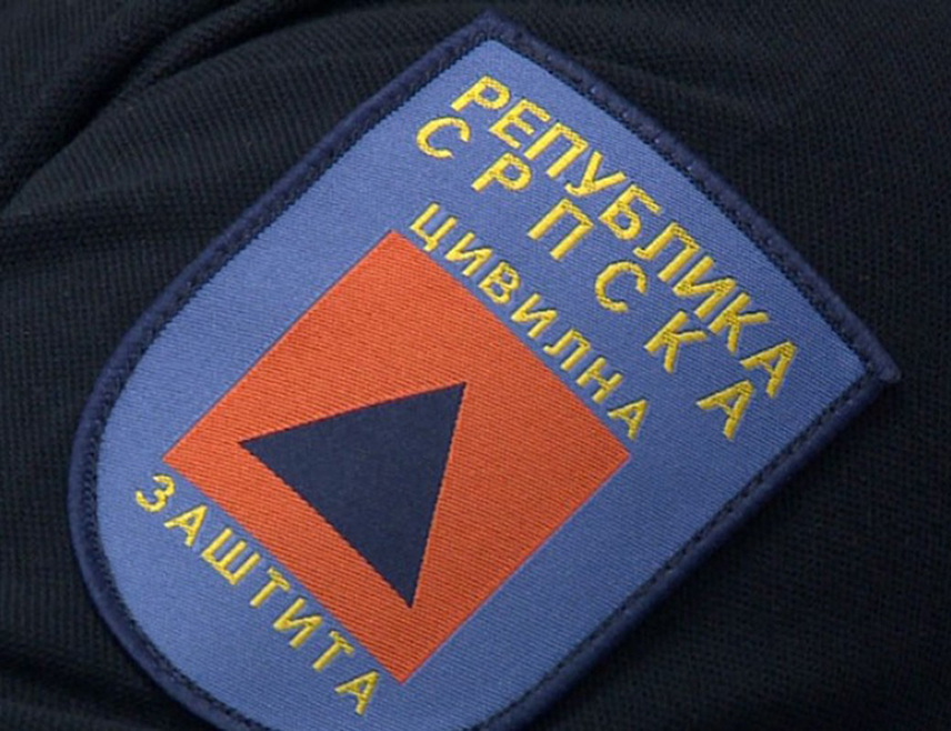 ЛАКТАШИ, 18. АВГУСТА /СРНА/ - Јединице Цивилне заштите и ватрогасци из Лакташа ангажоване су на испумпавању воде из подземних гаража и подрума на подручју града, које су биле поплављене усљед обилне падавина.