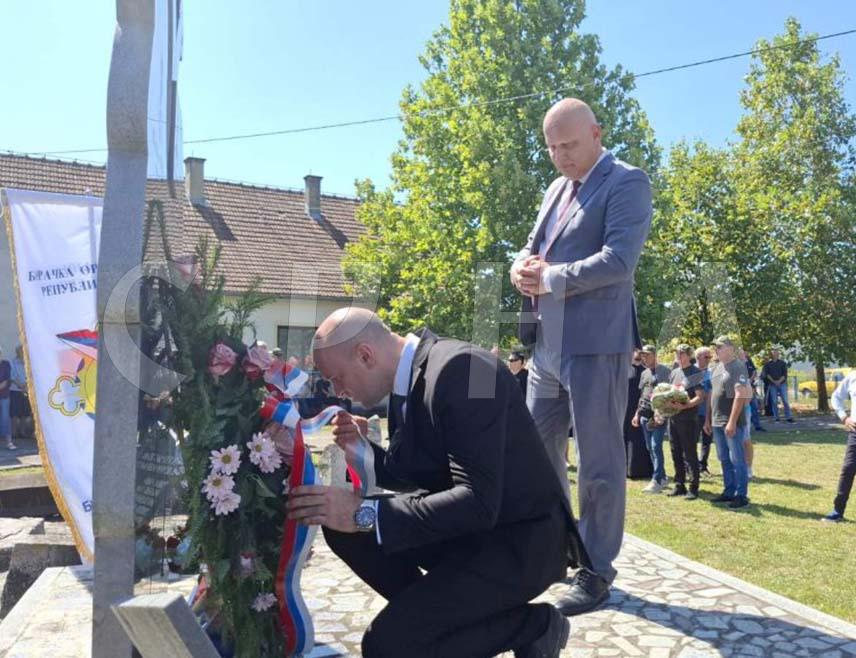 БРОД, 18. АВГУСТА /СРНА/ - У насељу Унка код Брода данас је служен помен српским борцима и цивилним жртвама погинулим у одбрани овог насеља и у борбама за ослобађање општине током Одбрамбено-отаџбинског рата.