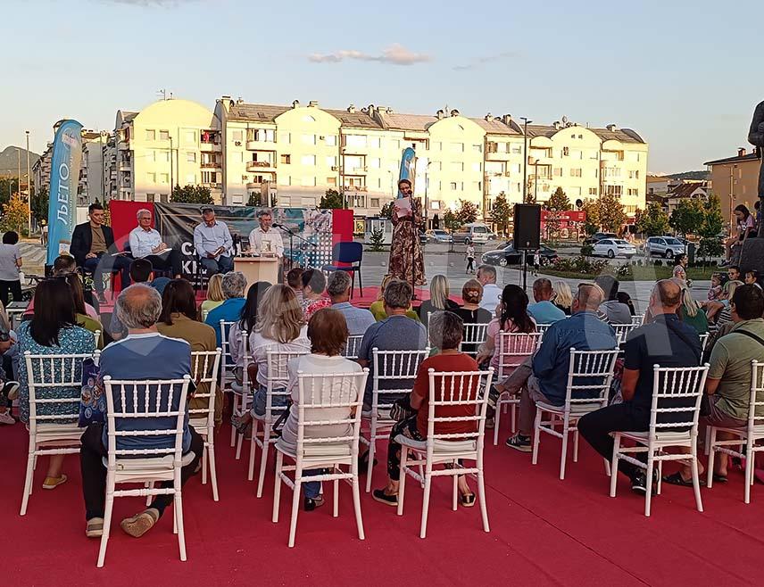 ИСТОЧНО НОВО САРАЈЕВО, 18. АВГУСТА /СРНА/ – Бесједом књижевника Ранка Павловића отворен је пети Сајам књига на Тргу "Србија" у склопу манифестације "Љето у Источном Новом Сарајеву".