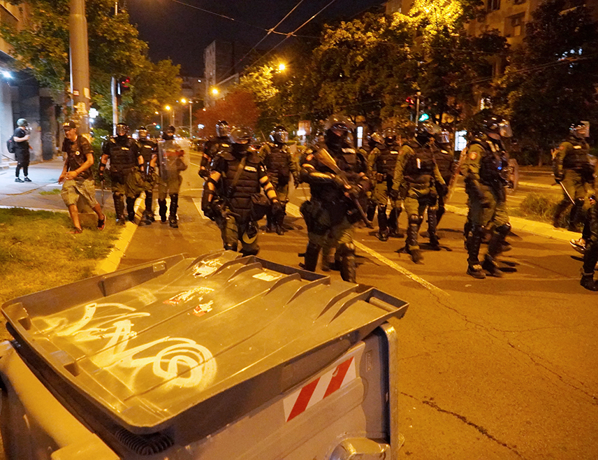 БЕОГРАД, 18. АВГУСТА /СРНА/ - Учесници протеста вечерас су у Београду каменицама разбили прозоре на просторијама Српске напредне странке у Цвијићевој улици на Палилули.