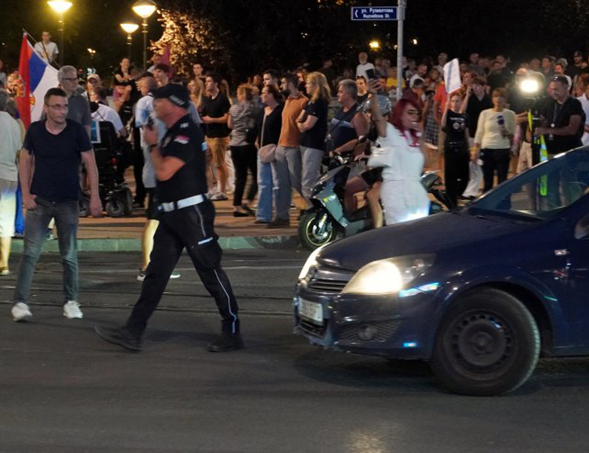 БЕОГРАД, 19. АВГУСТА /СРНА/ - До сада је ухапшено 16 учесника протеста у Београду током којих су нападнуте просторије Општинског одбора Српске напредне странке Палилула, сазнаје Танјуг у МУП-у.