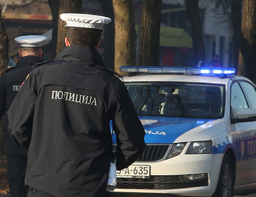 БАЊАЛУКА, 19. АВГУСТА /СРНА/ - Бањалучка полиција идентификовала је лице из Бањалуке чији су иницијали А.Т. осумњичено да је пуцало у пса у двориште породичне куће.