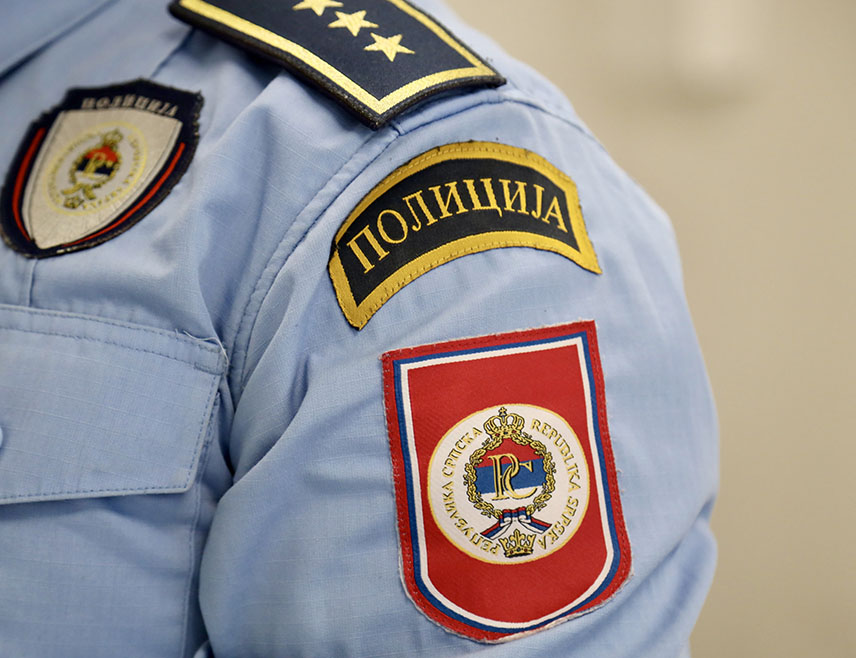 ДОБОЈ, 19. АВГУСТА /СРНА/ - Полиција је ухапсила лице из Дервенте чији су иницијали М. П. због сумње да је чакијом повриједило лице са подручја општине Брод.