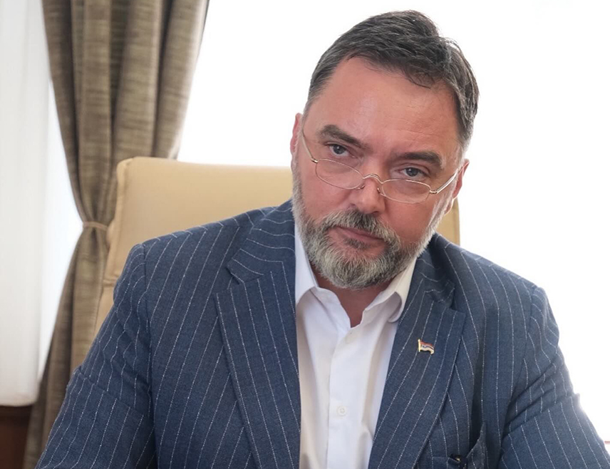 ИСТОЧНО САРАЈЕВО, 19. АВГУСТА /СРНА/ - Замјеник предсједавајуће Савјета министара Сташа Кошарац изјавио је да приједлог буџета институција БиХ предсједавајућег Предсједништва БиХ Жељка Комшића и члана Дениса Бећировића садржи неуставне елементе и резултат је интервенције нелегитимног странца Кристијана Шмита.