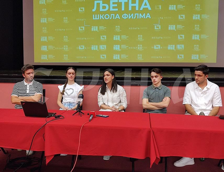 ГРАДИШКА, 19. АВГУСТА /СРНА/ - У Градишци је почела десетодневна Љетна школа филма, коју организује Аудио-визуелни центар Републике Српске, а 12 средњошколаца ће кроз теоретске и практичне интерактивне радионице имати прилику да уче основе снимања филма, од идеје до премијере.